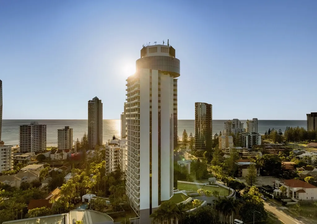 Two Men Stabbed in Surfers Paradise Hotel Room, Refuse to Cooperate with Police